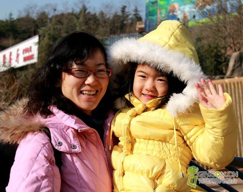 小小走青岛参观熊牧场 六只熊网络引爆童趣与公益新热点